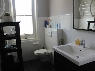 Bad mit Dusche und WC