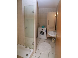 Badezimmer mit Waschmaschine & Dusche