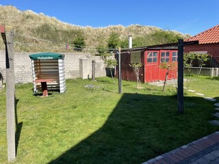 Garten mit Fahrradschuppen