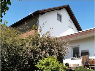 Blick von der Gartenseite auf den großen Südbalkon