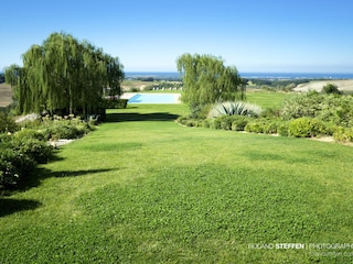 Pool mit Aussicht bis hin zum Meer