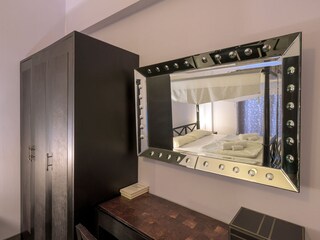 Kleiderschrank und Schminktisch