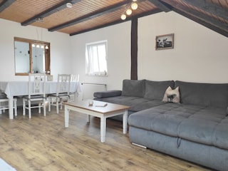 Wohn - Esszimmer mit ausziehbarer Couch