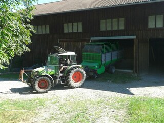 Mit dem Traktor bei der Heuernte