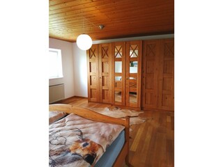 Schlafzimmer mit großem Kleiderschrank
