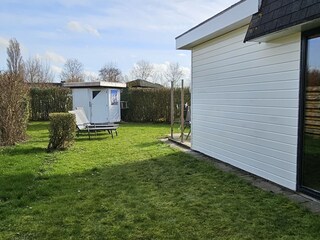 Rückseite des Hauses mit Sonnenliegen