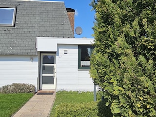 Eingangsseite mit Vorgarten