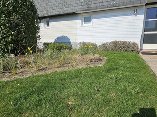 Eingangsseite mit neu gestaltetem Beet