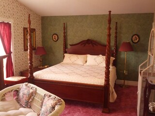 "New" 4 Poster King Bed in the Suite