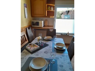 Gemütliche Küche mit Esstisch