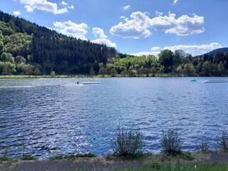 Hillebachsee mit Freizeitmöglichkeiten und Wassersport.