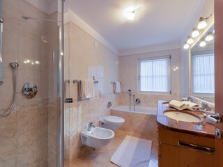 Bad mit Doppelwaschbecken, Wanne und Dusche
