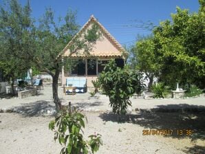 Maison de vacances Chalet spacieux sur un terrain de 4000m2 avec arbres fruitiers près de la plage - Karpophore - image1