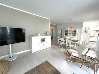 großer Fernseher im Wohnraum