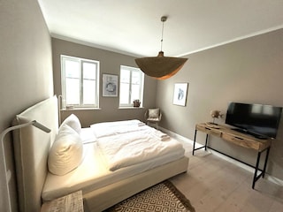 1. Schlafzimmer mit TV