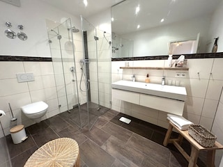 Badezimmer mit bodengleicher Dusche