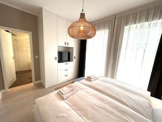 2. Schlafzimmer mit Zugang Badzimmer