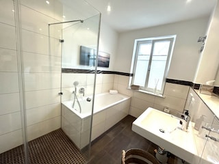Badezimmer mit Fenster