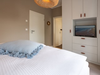 1. Schlafzimmer mit TV und Bad en suite