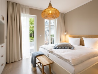 1. Schlafzimmer mit Doppelbett und Kleiderschrank