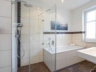 Badezimmer mit ebenerdiger Dusche und Badewanne