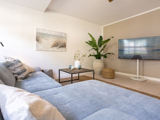 große Couch u. Möglichkeit der Aufbettung für 5. Person