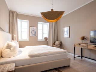 2. Schlafzimmer mit TV