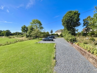 geräumiger Parkplatz 2025