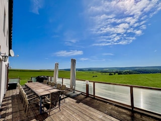 Sonnenterrasse mit Panoramablick und Grill