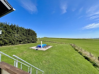 Blick von der Terrasse in den Garten 2025