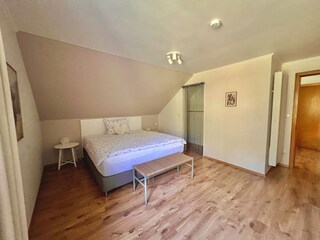 Schlafzimmer Nr. 1 (OG) mit Bad en Suite 2025