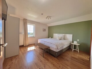 Schlafzimmer Nr. 3 (OG) mit großem Bad en Suite 2025