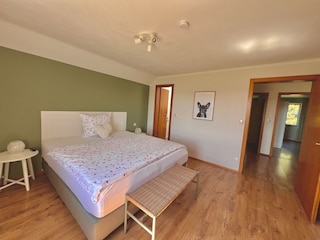 Schlafzimmer Nr. 3 (OG) mit Bad en Suite; Blick in Flur