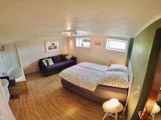 Schlafzimmer Nr. 6 (UG) mit Badewanne 2025