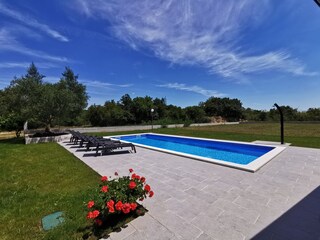 Pool, Strand,Rasen und grosser Spielplatz