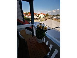 Kleiner Balkon mit 3 Stühlen und Tisch