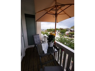 Großer Balkon mit Sonnenschirm Ostseeblick