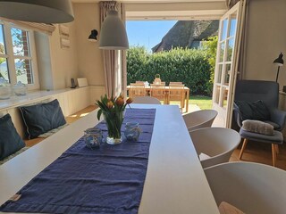 Herrliche Eßtafel mit Gartensicht