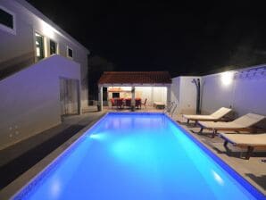 Charmante maison de vacances à Cara avec piscine - Zavalatica - image1