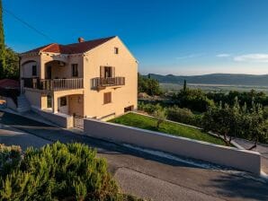 Geräumiges Apartment in Pridvorje mit Terrasse - Mihanići - image1