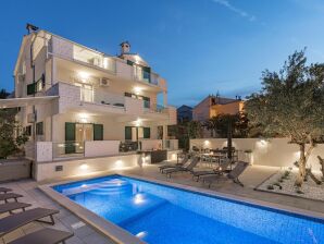 Apartment Geräumige Ferienwohnung mit Terrasse in Slatine - Arbanija - image1