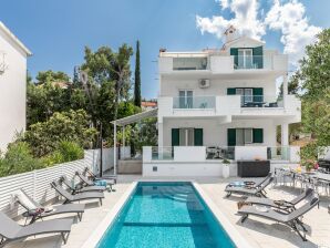 Spacious Apartment  in Slatine with Terrace - Arbanija - image1