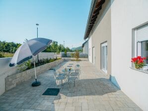 Malerisches Ferienhaus in Lovinac mit Terrasse - Gračac - image1