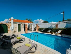 Charming villa with private pool and nice covered terrace, 3 rooms and bathrooms - Pridraga - image1