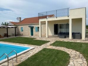 Atractiva casa de vacaciones en Zadar con piscina privada - Murvica - image1