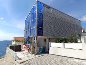 Appartement Maison de vacances avec vue sur la mer à Okrug Gornji près de Trogir - Okrug Donji - image1