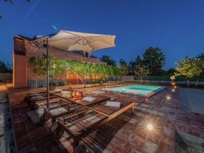 Casa Vacanze a Zemunik Donji con Piscina