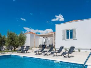 Villa in Debeljak mit Pool am Meer