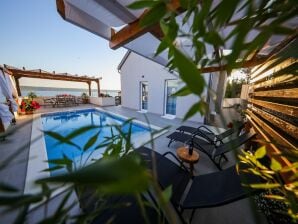 Jolie maison de vacances avec piscine privée - Maslenica - image1