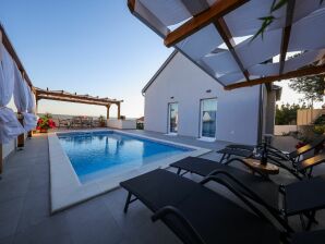 Jolie maison de vacances avec piscine privée - Maslenica - image1